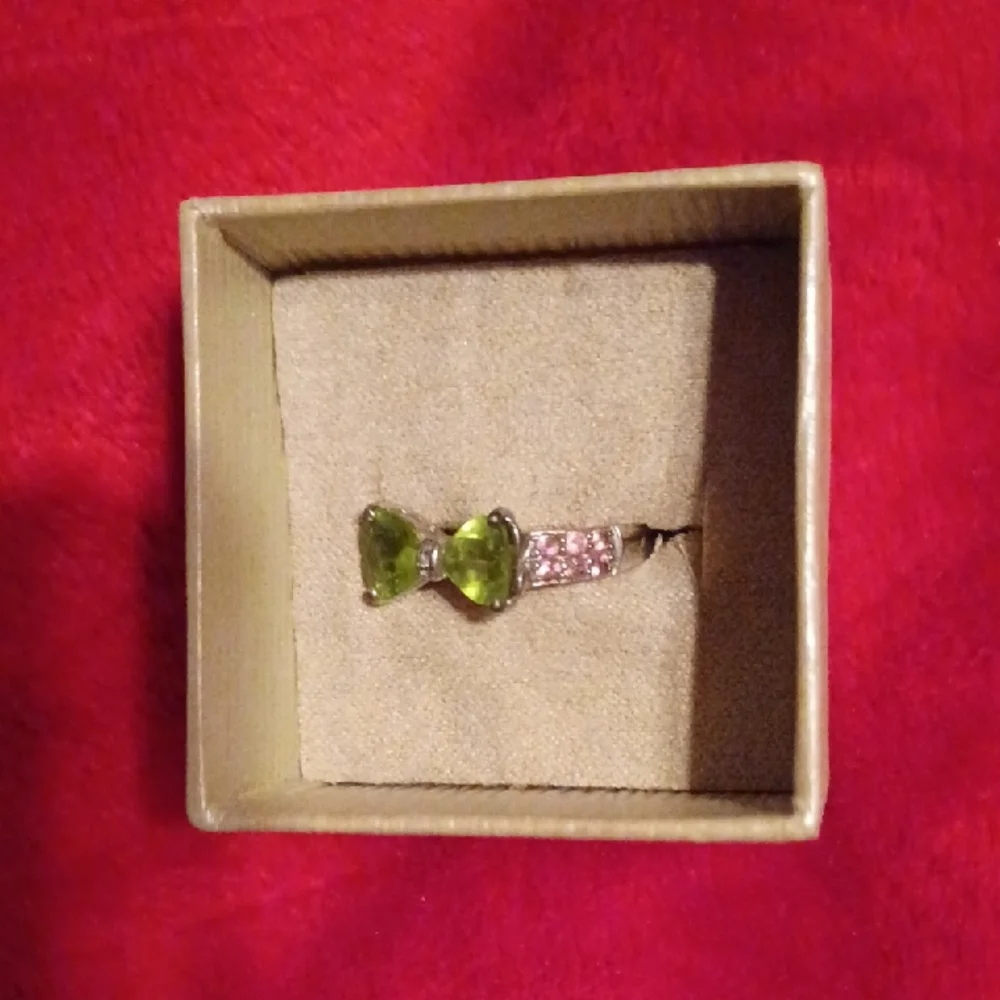 This Peridot Bow Ring Has Pink Stones On The Sides Of It. Size 7. 925. - Picture 3 of 5
